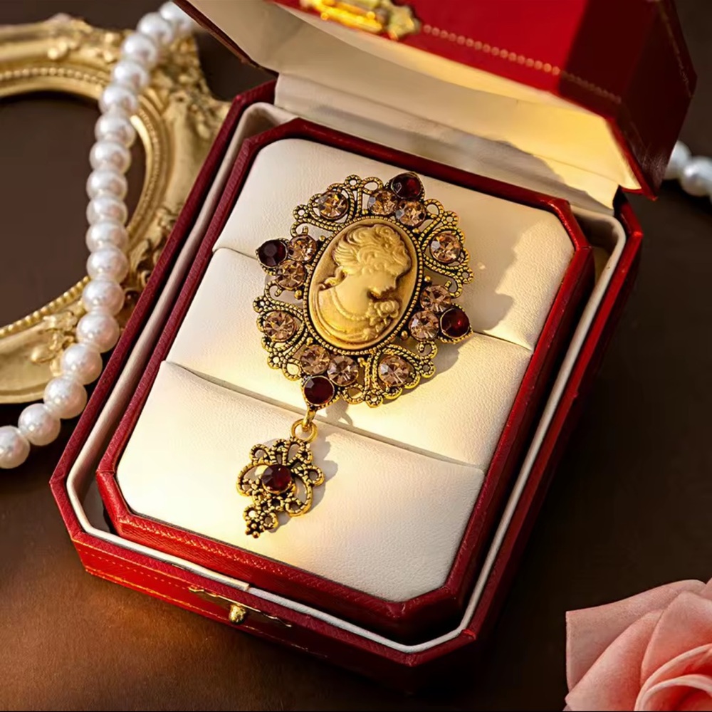 Brooch jewelry Pin
Vintage Cameo Brooch with Gemstone Accents